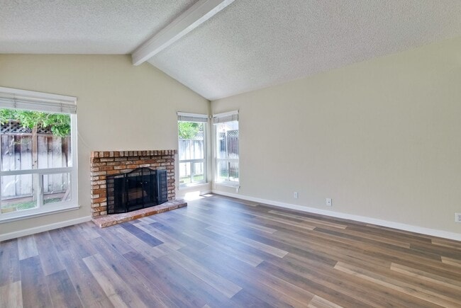 Building Photo - Reduced-Beautiful 3 bedroom 2 bath Single Family Home $4395