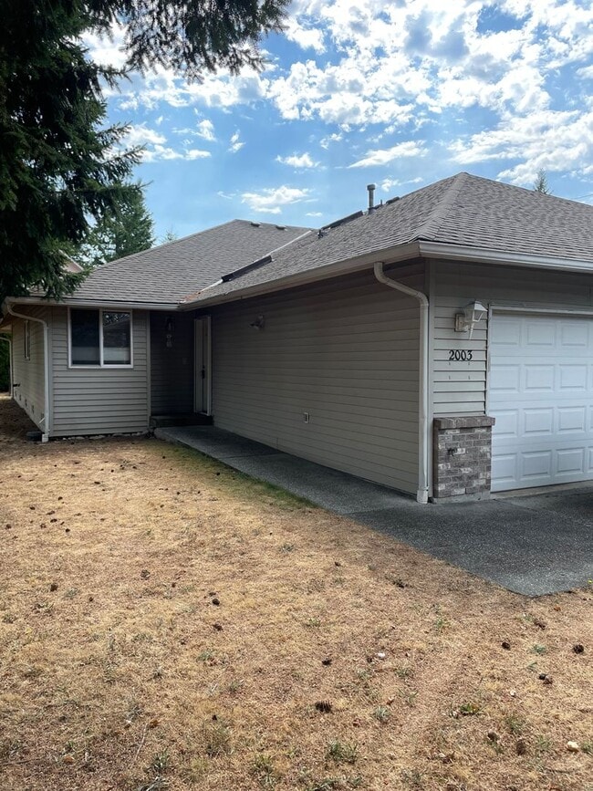 Building Photo - Spacious 3 bedroom 2 bathroom unit in Lake...