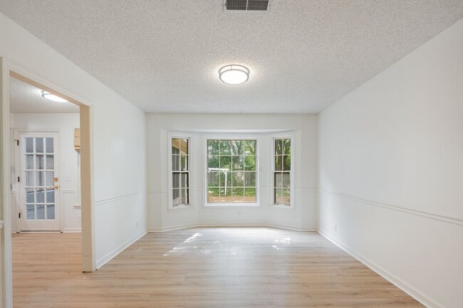 Building Photo - Charming 2-Bedroom Home with Sunroom in th...