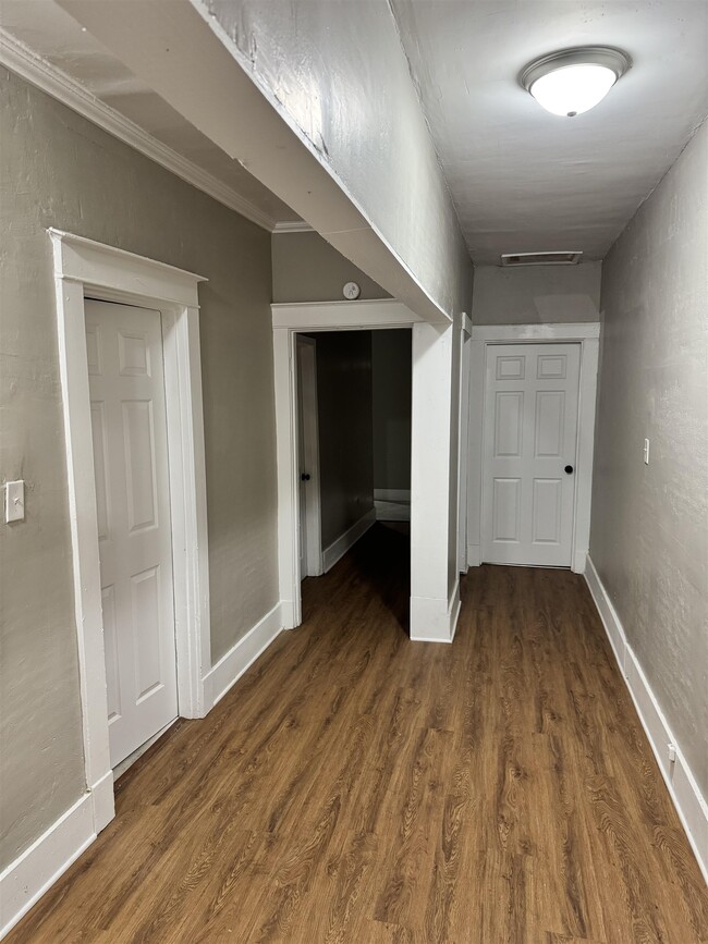 Building Photo - 919 N Willett St