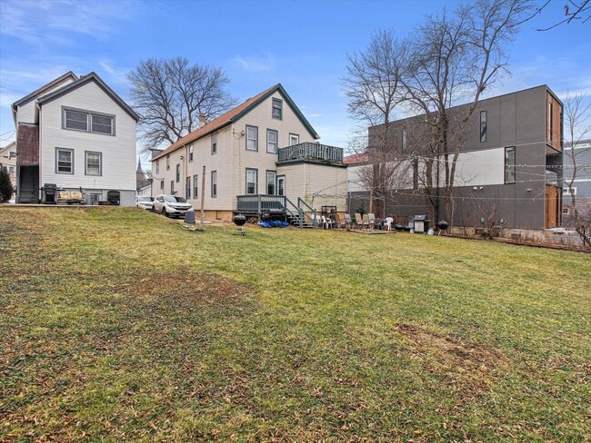 Building Photo - Updated 3 Bed / 1 Bath Duplex — Lower East Side Milwaukee