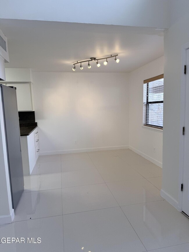 Building Photo - 6035 Bandolero Dr