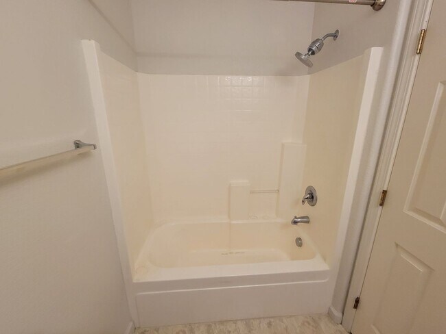 Building Photo - Residential 3 bed 2 bath in Elk grove