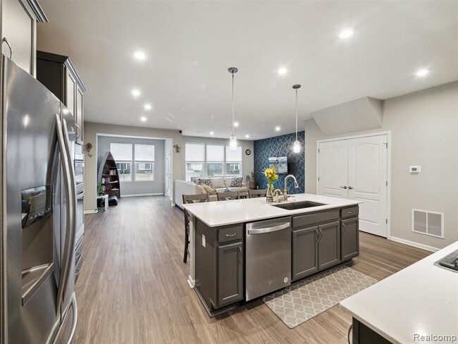 Building Photo - 4765 Glenora Dr
