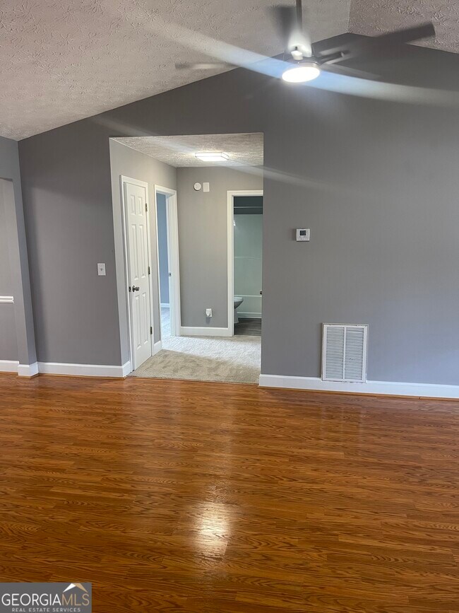 Building Photo - 320 Willow Springs Dr