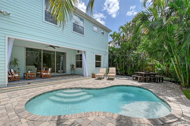 Building Photo - 1738 Siesta Dr