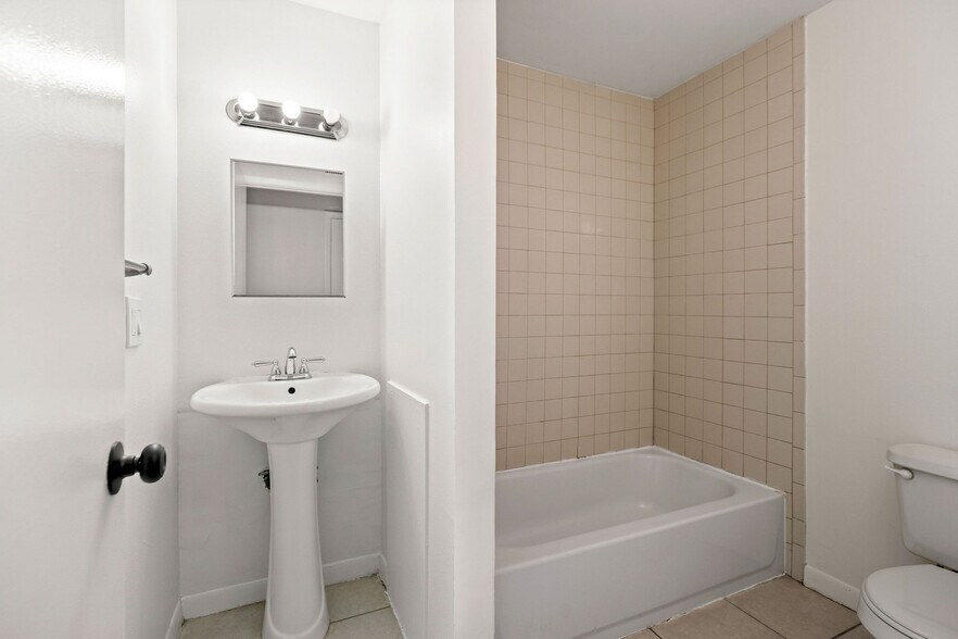 Building Photo - 1285 S Betty Ln