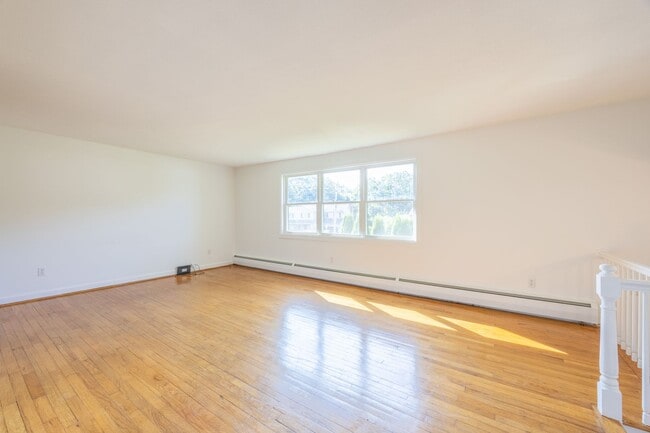 Building Photo - 5 Bedroom Split Level Single Family