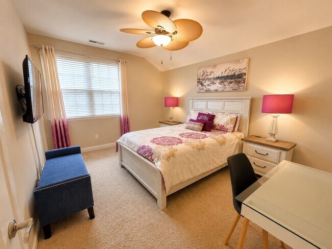 Building Photo - Marketing title- 4 bedroom/ 3 bathrooms- The Promenade at John Tyler