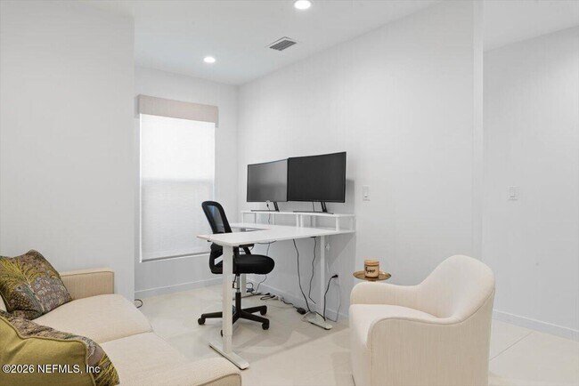 Building Photo - 114 12th Ave S