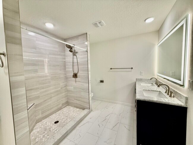 Building Photo - 949 SW Fisherman Ave