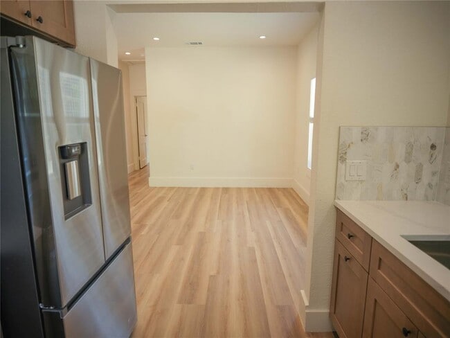 Building Photo - 803 Oakland Ave