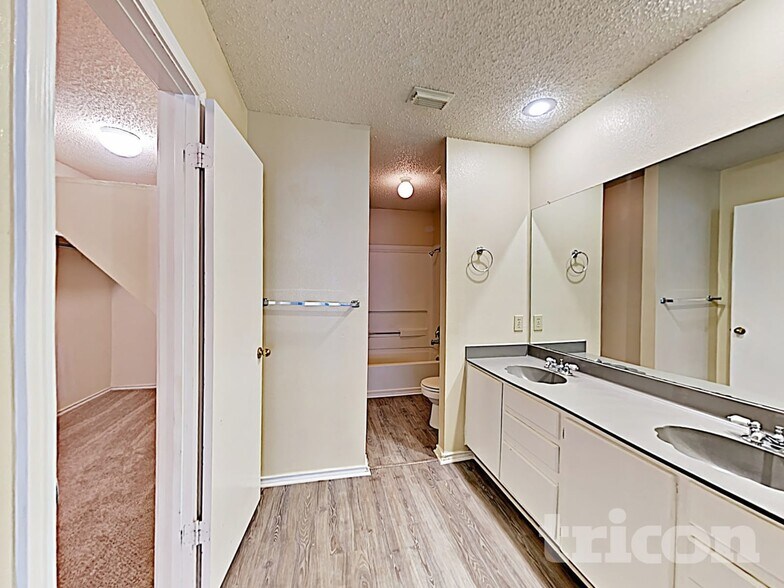 Building Photo - 8015 Chestnut Barr Dr