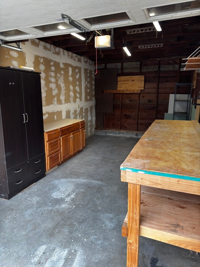 Building Photo - 1215 NE 79th Ave
