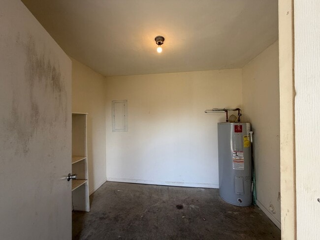 Building Photo - North Roanoke County Duplex!