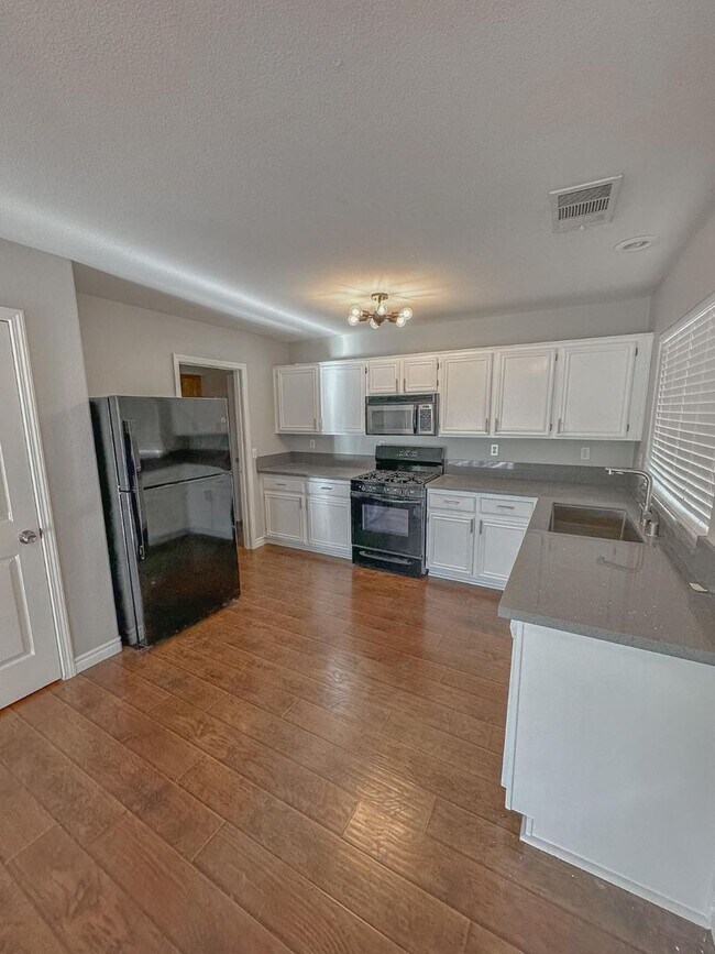 Building Photo - Spacious 3 Bedroom, 2.5 Bath Home with No ...