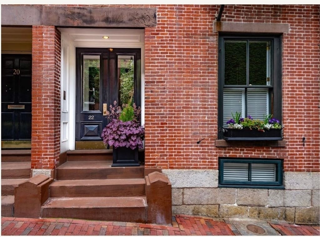 Building Photo - 22 Joy St