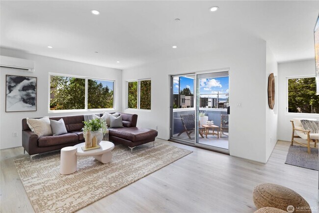 Building Photo - 6304 Lakeview Dr