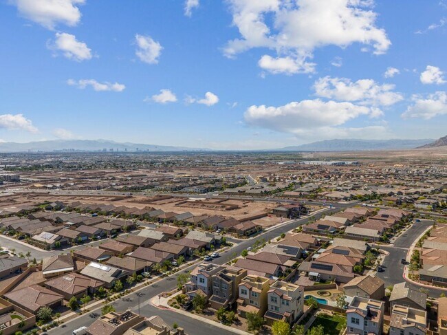 Building Photo - Spacious Three Story 3 Bed 3.5 Bath Smarth...