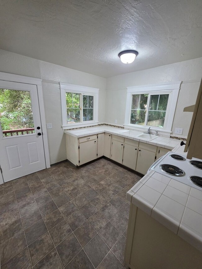 Building Photo - Charming home on quaint cul-de-sac!