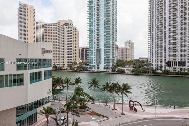 Building Photo - 300 S Biscayne Blvd