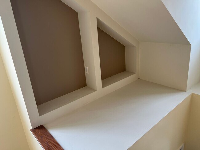 Building Photo - Sought after Idlewild Community