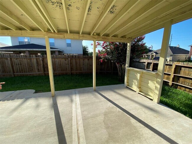 Building Photo - 6935 Bear Oaks Dr