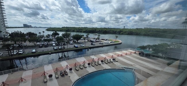 Building Photo - 400 Kings Point Dr