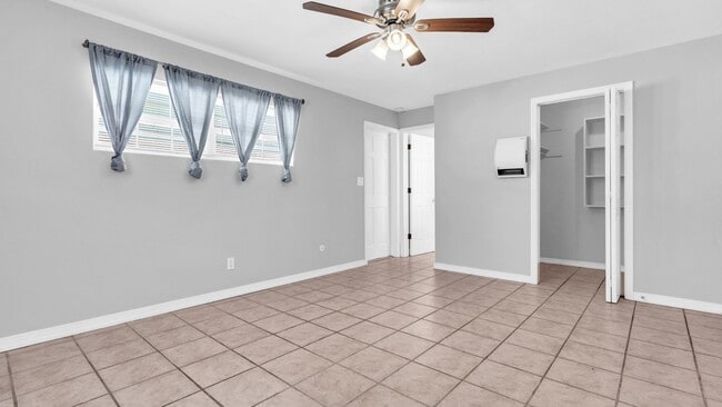 Building Photo - Unfurnished/Annual Rental 1br/ba/1 carport...