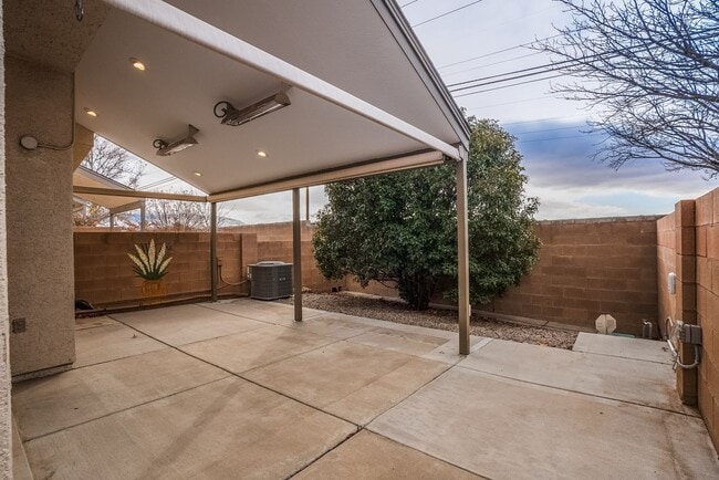 Building Photo - San Antonio Condos Gem!