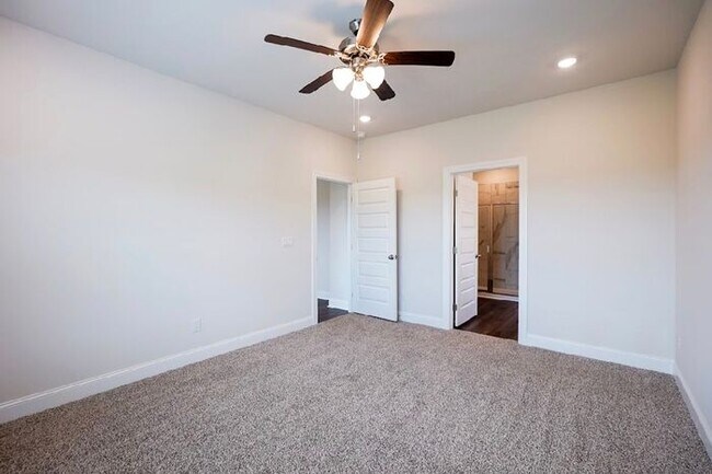 Building Photo - Fenced yard, great location