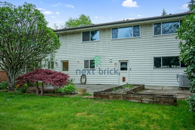 Building Photo - Spacious 5 Bed 2.5 Bath for Rent in Bellevue!