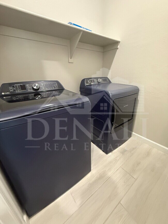 Building Photo - 6010 E Quail Ave