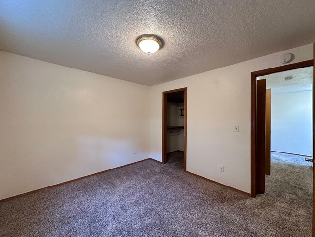 Building Photo - Adorable and Spacious!! Troutdale Duplex in Cul-de-sac!!