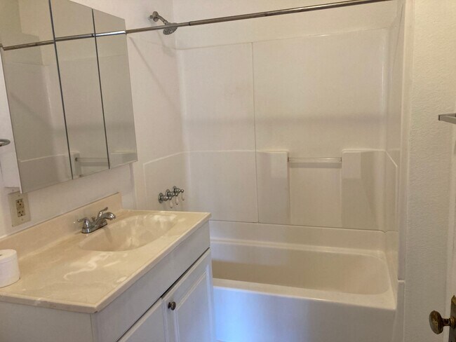 Building Photo - 1015 3/4-929 W Kensington Rd