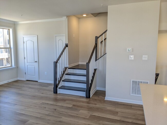 Building Photo - Beautiful 3 level END UNIT townhouse in Je...