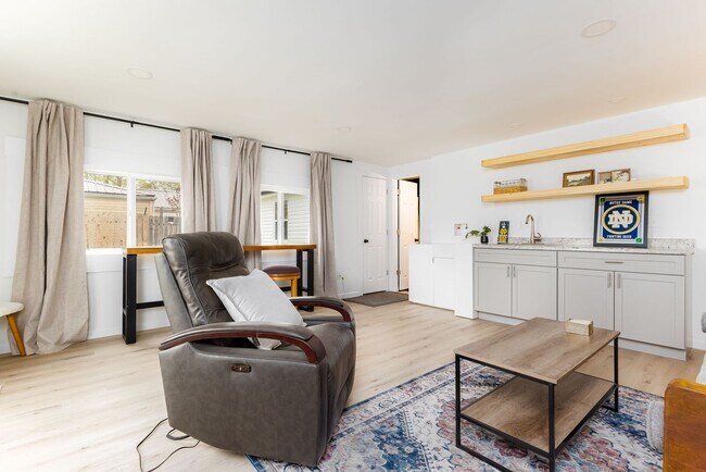 Building Photo - 834 Woodcliff Dr