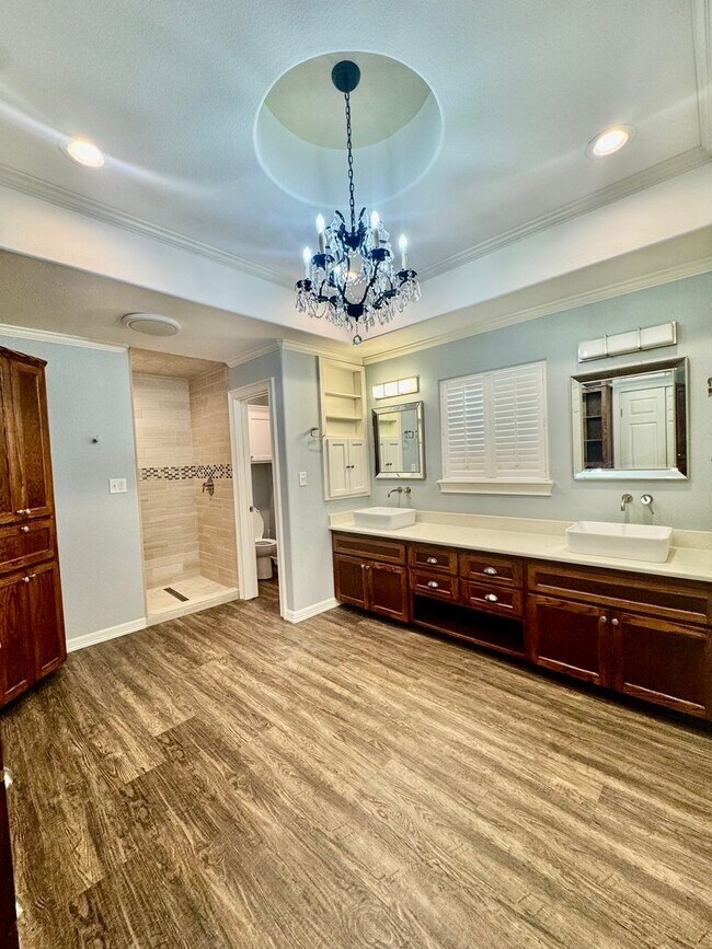 Building Photo - Elegant Estate in the Country Club Setting-Mother in law suite