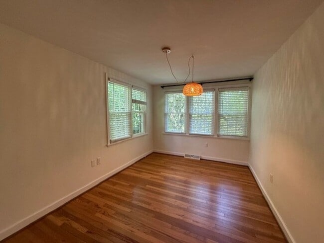 Building Photo - Charming One Floor Living Downtown!