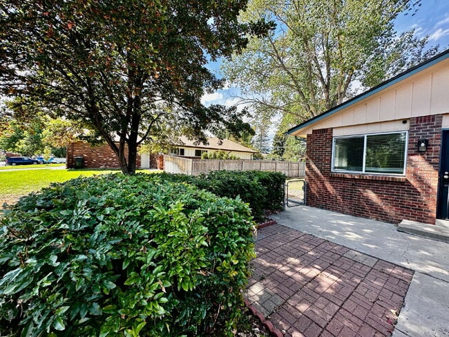 Building Photo - AVAILABLE OCTOBER! Wonderful 3 bed/2 bath ...