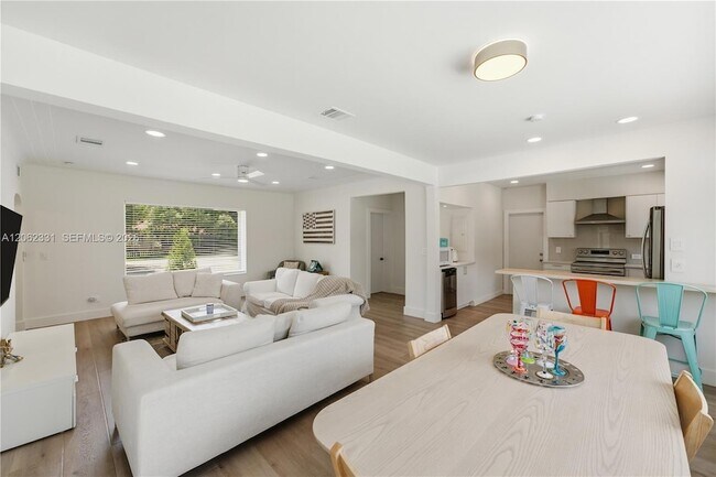 Building Photo - 10801 Peachtree Dr