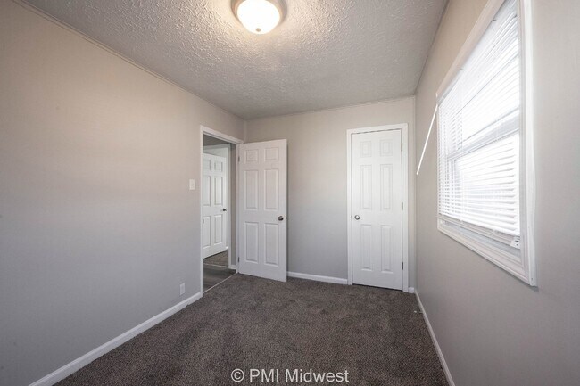 Building Photo - Charming 2-Bedroom Home with 725 Sq Ft in Indianapolis, IN - Must See!