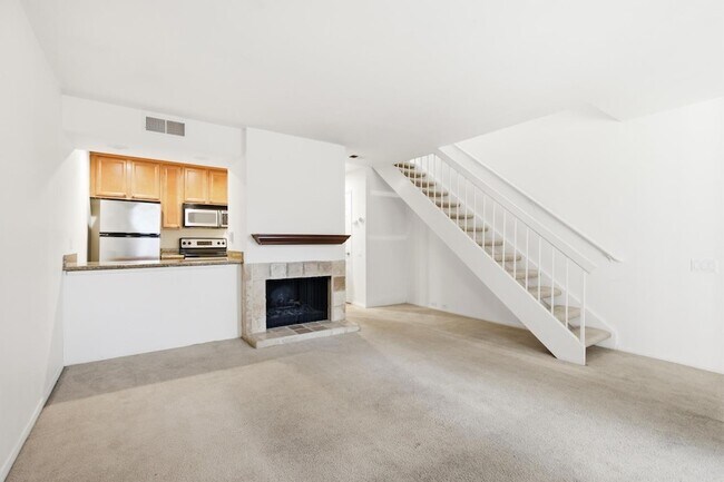 Building Photo - 536 Woodside Oaks