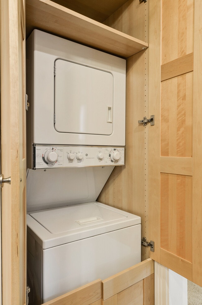 In Unit W/D - 634 Pickford Pl NE