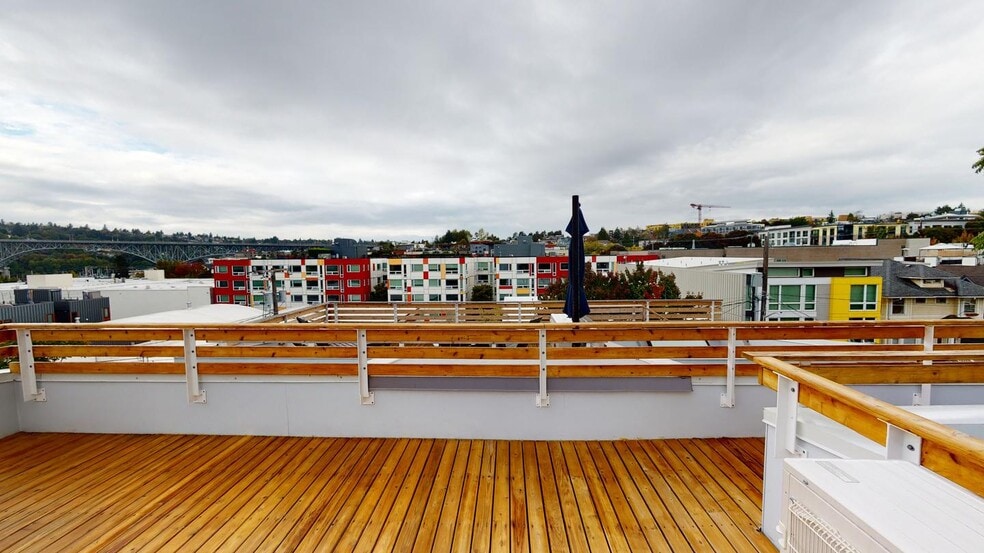 Building Photo - Chic Wallingford townhouse near Gas Works Park