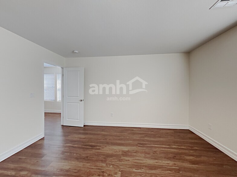 Building Photo - 5884 Petronius St