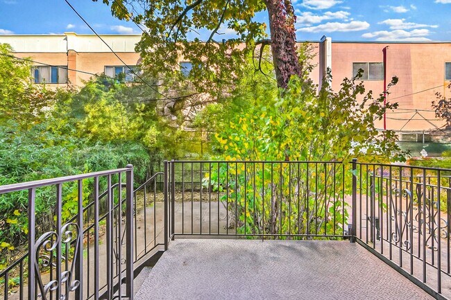 Building Photo - Spacious and Bright Renovated Parlour 2 BR/1BA with  Exclusive Backyard Access