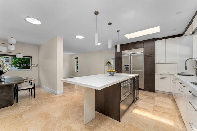 Building Photo - 611 Santurce Ave