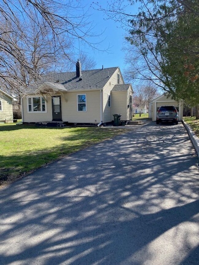 Building Photo - 3 Bedrooms, 1 Bathroom Single Family Home in Brainerd, MN w/garage