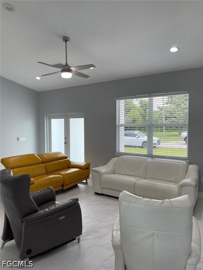 Building Photo - 132 SW 9th Ave